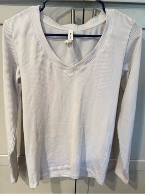 Athleta Ribbed Long Sleeve V Neck Top Medium White Fitted Stretch EUC